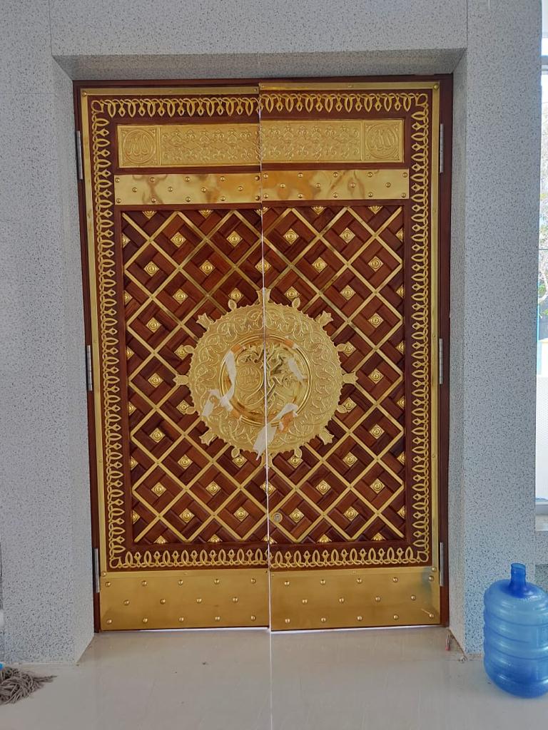 Pintu Masjid Kerajinan Kuningan atau replika pintu nabawi