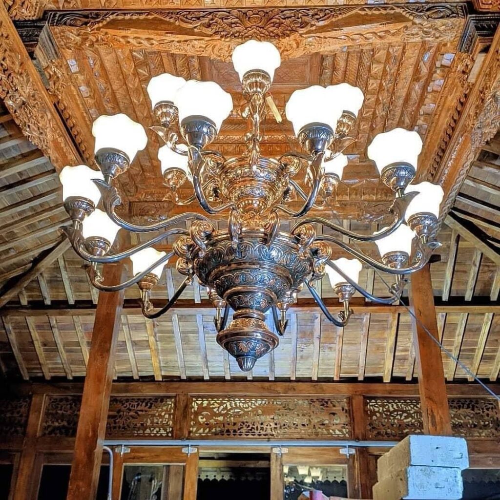 Keindahan lampu gantung joglo tembaga